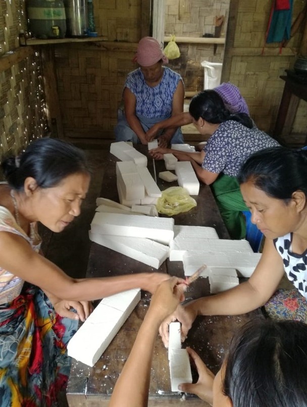 Keyima SHG making soap at Heningkunglwa village. (DIPR Photo)